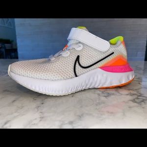 Girls Size 11 Nike Renew Run Tennis Shoe